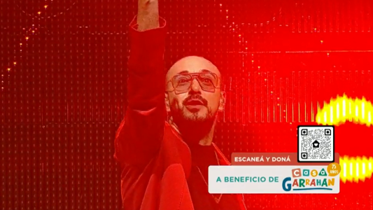 Abel Pintos deslumbró con un rock, luces rojas y mucho baile