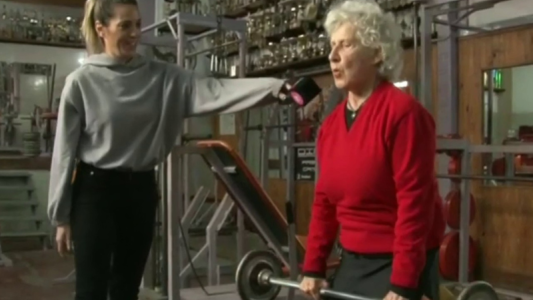 Abuela de fierro: tiene 87 años y es la reina de las pesas