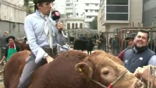 Robertito Funes "montó" un toro por primera vez