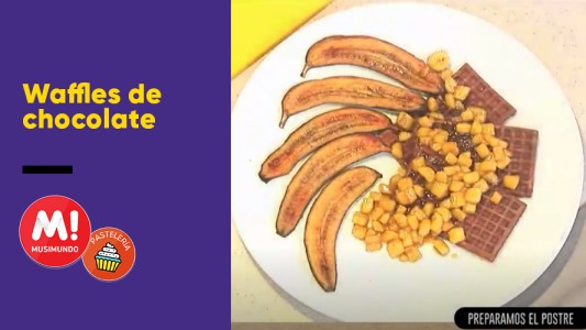Waffles de chocolate con banana foster