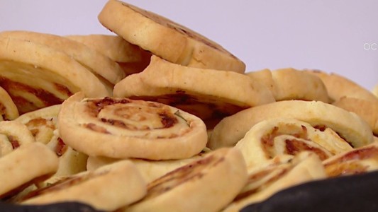 Receta de espirales de masa brissé con alhabaca y jamón