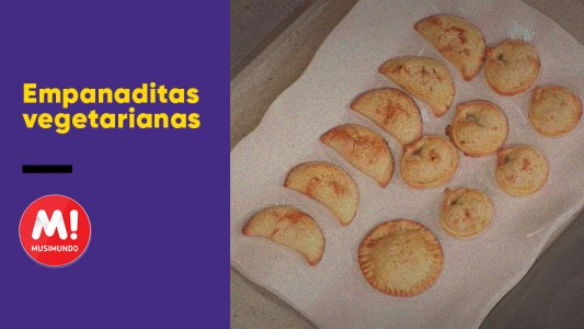 Empanadas de cebolla, morón y queso rallado