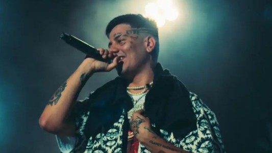 ¿Le tocó Messi? Duki frenó un recital para abrir un paquete de figuritas