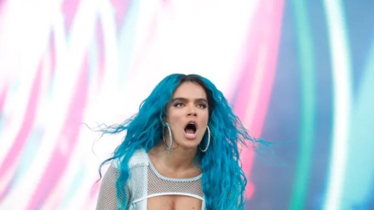 ¡Momento tenso! Karol G le hizo pasar vergüenza a fanática arriba del escenario