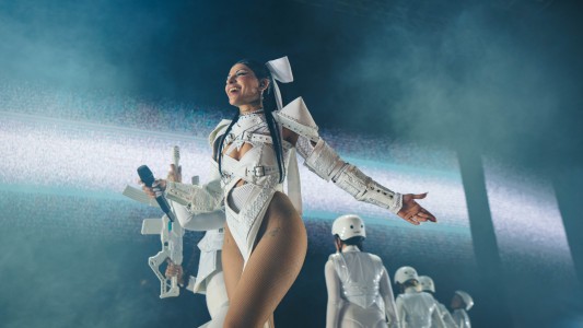 Trap, reggaetón y un homenaje para las víctimas de femicidio: Cazzu brilló ante un Luna Park colmado de fanáticos