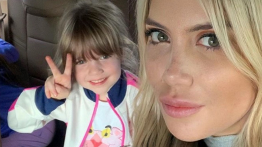 Con zapatillas Gucci pero sin mochila: el despiste de Wanda Nara con su hija menor en Estambul