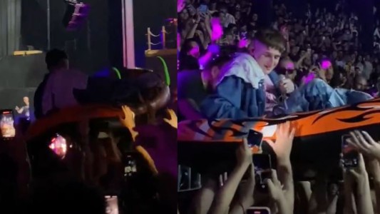 Dillom "navegó" entre sus fanáticos arriba de un gomón: el video del divertido momento