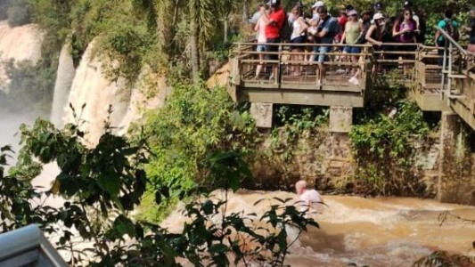 Búsqueda desesperada en las Cataratas del Iguazú: un hombre cayó desde la pasarela del Salto Bosetti