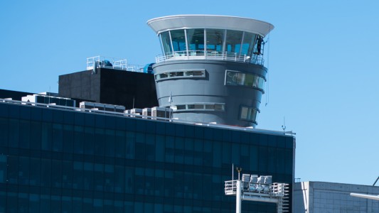 A los gritos e insultos entre dos pilotos y un controlador del Aeroparque en pleno vuelo