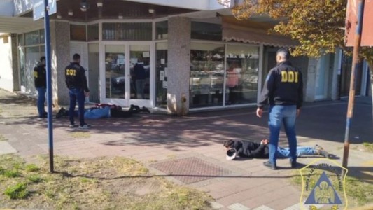 Lo asaltaron a la salida de un boliche, quiso recuperar su celular y lo hirieron a machetazos