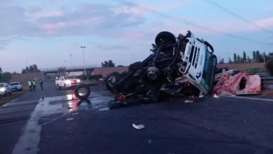 Volcó un camión con carne en la autopista Ezeiza-Cañuelas