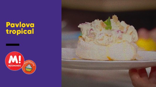 Pavlova con frutas y crema