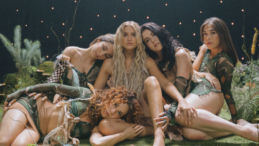 La nueva canción romántica de Sofía Reyes se titula "Luna" y ya tiene videoclip musical