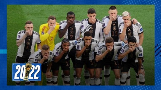 Censura en el Mundial: la selección alemana posó tapándose la boca con la mano