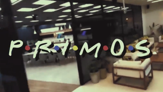 La cómica presentación de “Los Primos” en versión Friends