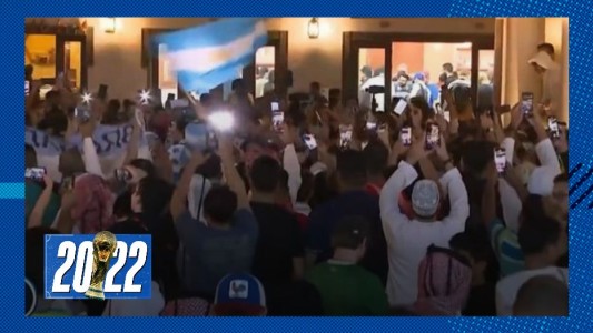 "Que cueste lo que cueste...": color y pasión en el banderazo argentino en Qatar