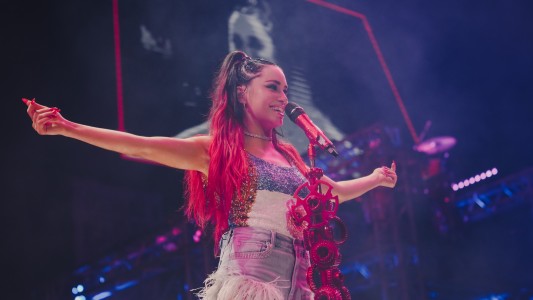 N5, versión cancha: Lali alentó a la Scaloneta desde el Movistar Arena