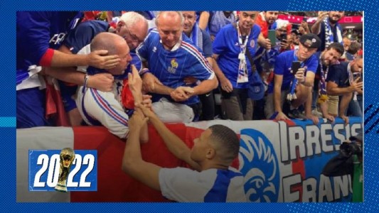 Video: Mbappé noqueó de un pelotazo a un hincha