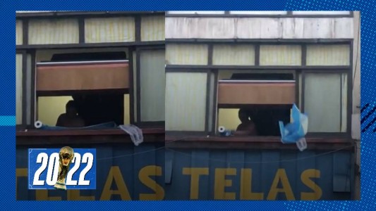 Banderas para todxs: el gesto de un hombre en un local de telas