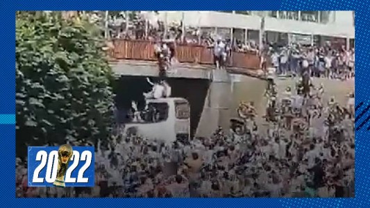 Caravana: dos hinchas se tiraron desde un puente el micro de los campeones