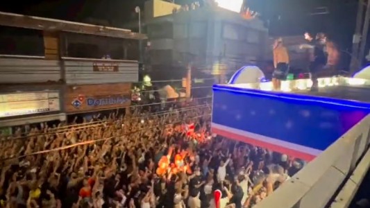 Bad Bunny improvisó un show gratuito en el techo de una estación de servicio