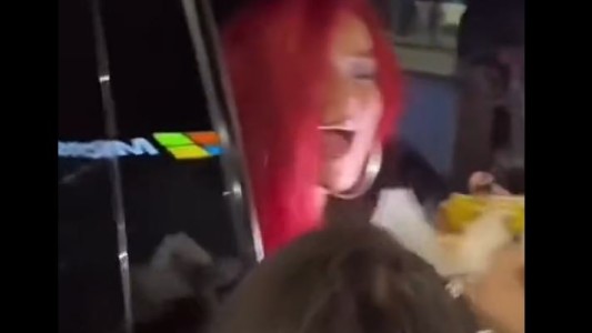 Karol G le robó el pancho a una fanática que quería una foto