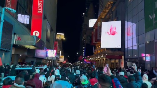 Gritos, estampida y policías a caballo: Karol G y Shakira provocaron un caos en Nueva York