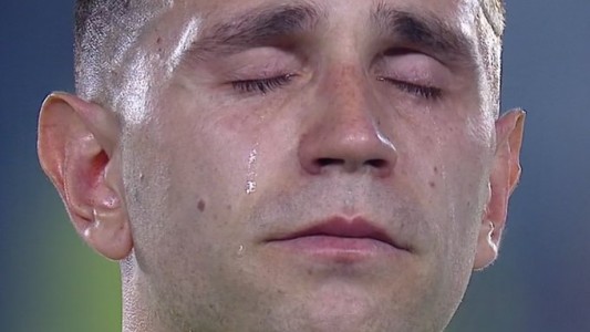 Video: la emoción del Dibu Martínez durante el himno