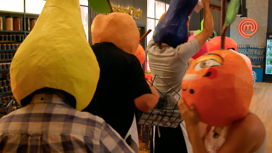 Frutas machucadas mercado máscaras accidentado