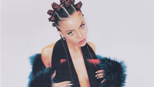 Emilia presentó "Jagger", su nuevo single que abraza la época de los 2000s