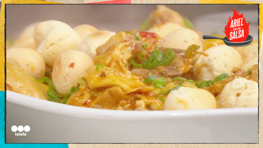 Receta de guiso de arroz con pollo acompañado con chipá