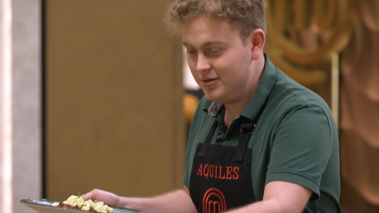 Debut con éxito: Aquiles cocinó pulpo por primera vez y fue la mejor preparación de la gala