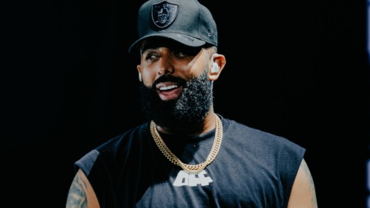 Un fanático subió a cantar con Eladio Carrión al escenario y vomitó