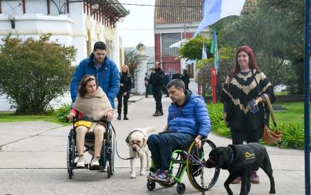 Entregan dos perros de asistencia que fueron adiestrados por presos bonaerenses