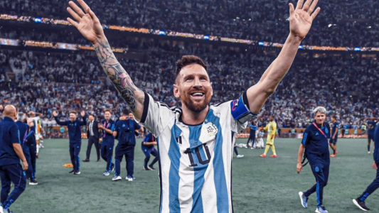 El Monumento a la bandera de Rosario se iluminó para saludar a Leo Messi en su cumpleaños