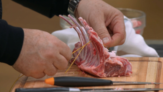 Masterclass de Donato para limpiar un rack de cordero