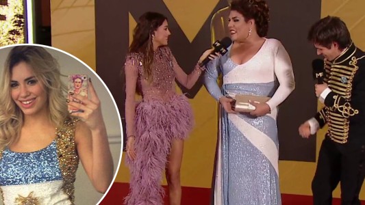 Al estilo Lali, Costa llegó a los Martín Fierro con un brillante y patriótico look