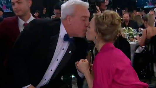 Beso y dedicatorias de amor entre Coco Sily y Caramelito Carrizo en los Martín Fierro 2023