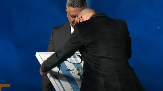 Sorpresa en los Martín Fierro: regalo de la Scaloneta a Abel Pintos