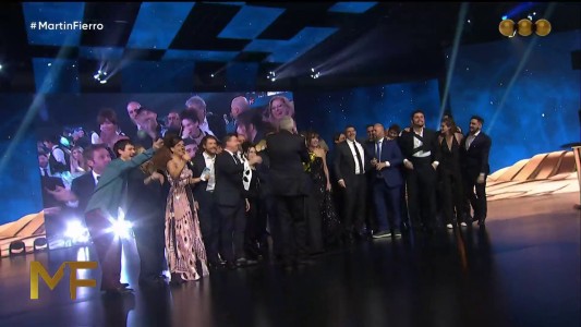 Empate en "Mejor ficción": El Primero de Nosotros y El Hincha ganaron el Martín Fierro