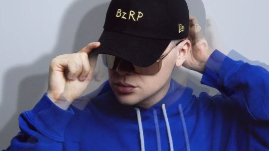 Bizarrap lanzó a la venta su característica gorra: cuánto cuesta