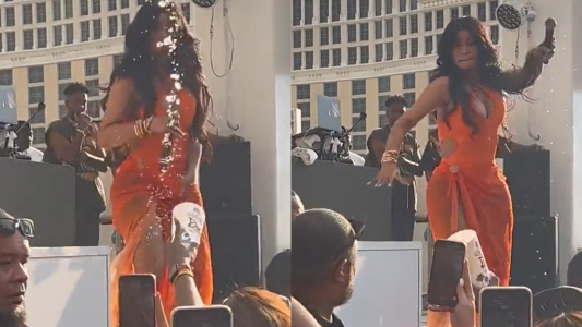 Cardi B reaccionó con furia contra una fanática que la mojó: le revoleó un micrófono