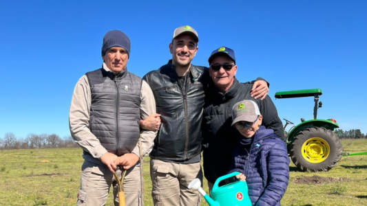 A un año de la primera plantación y junto a más de 300 niños, Abel Pintos sumó 2000 árboles más en Mercedes