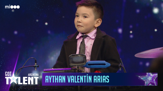 Aythan Valentin Arias de 4 anos - Toca el timbal