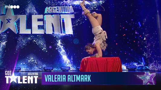 Valeria Altmark - Contorsionista y arqueria con los pies