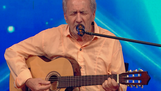 Llegó solo y conmovió al jurado siendo un "cantor de asados"