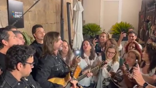 Juanes sorprendió a sus fanáticos e improvisó un concierto en plena calle
