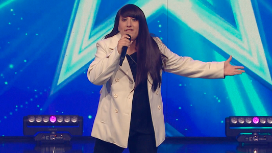 Canta mejor que muchos y se cansó de que la echen de los escenarios de folclore por ser trans