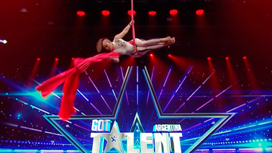 Desparpajo, ritmo y peligro con 13 años colgada en las telas