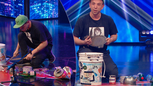 Un artista callejero dejó un mensaje de superación y creatividad con su "percusión reutilizable"